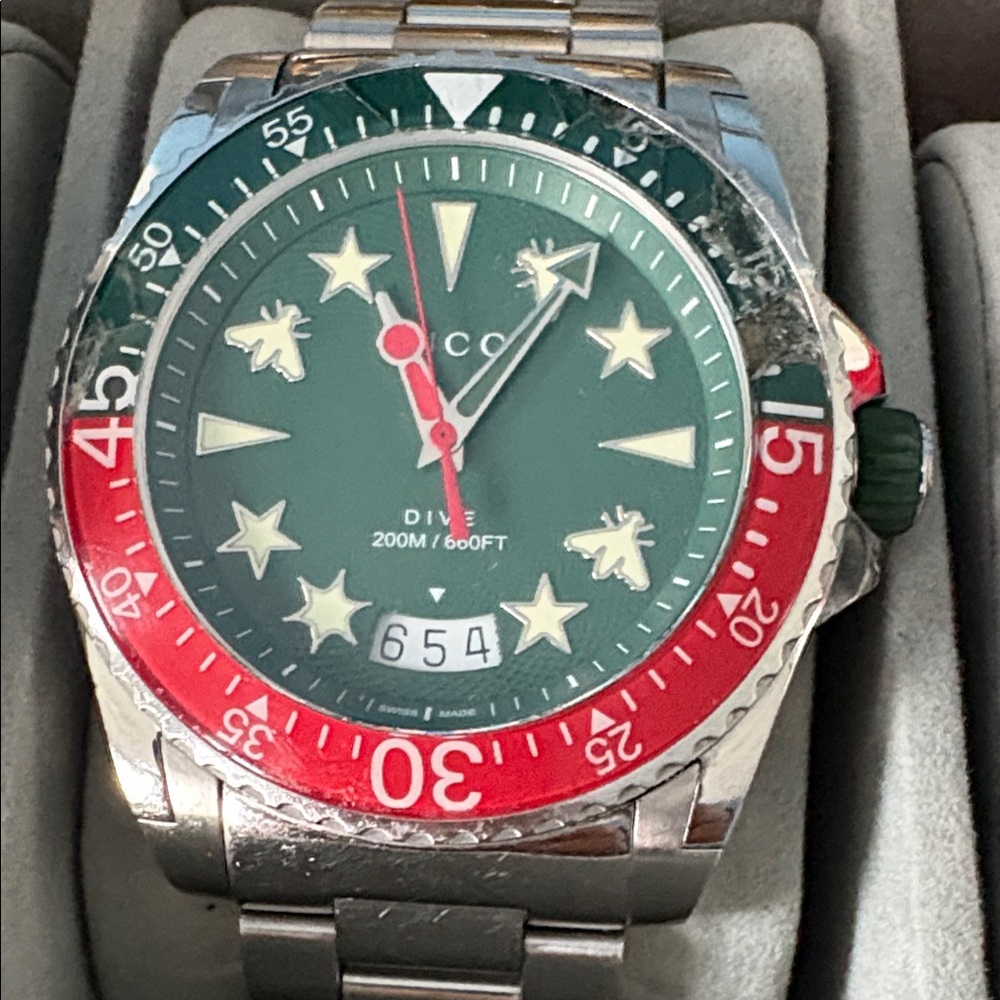 Green and Red Dive Watch !! It’s broken but the machine is working